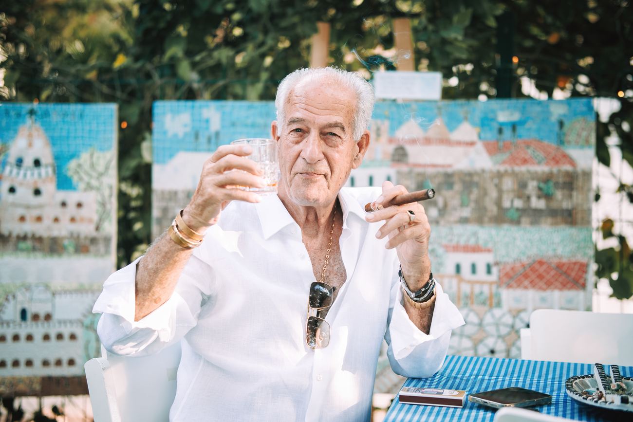 רמי אלון לצד «נוף חומות ירושלים»