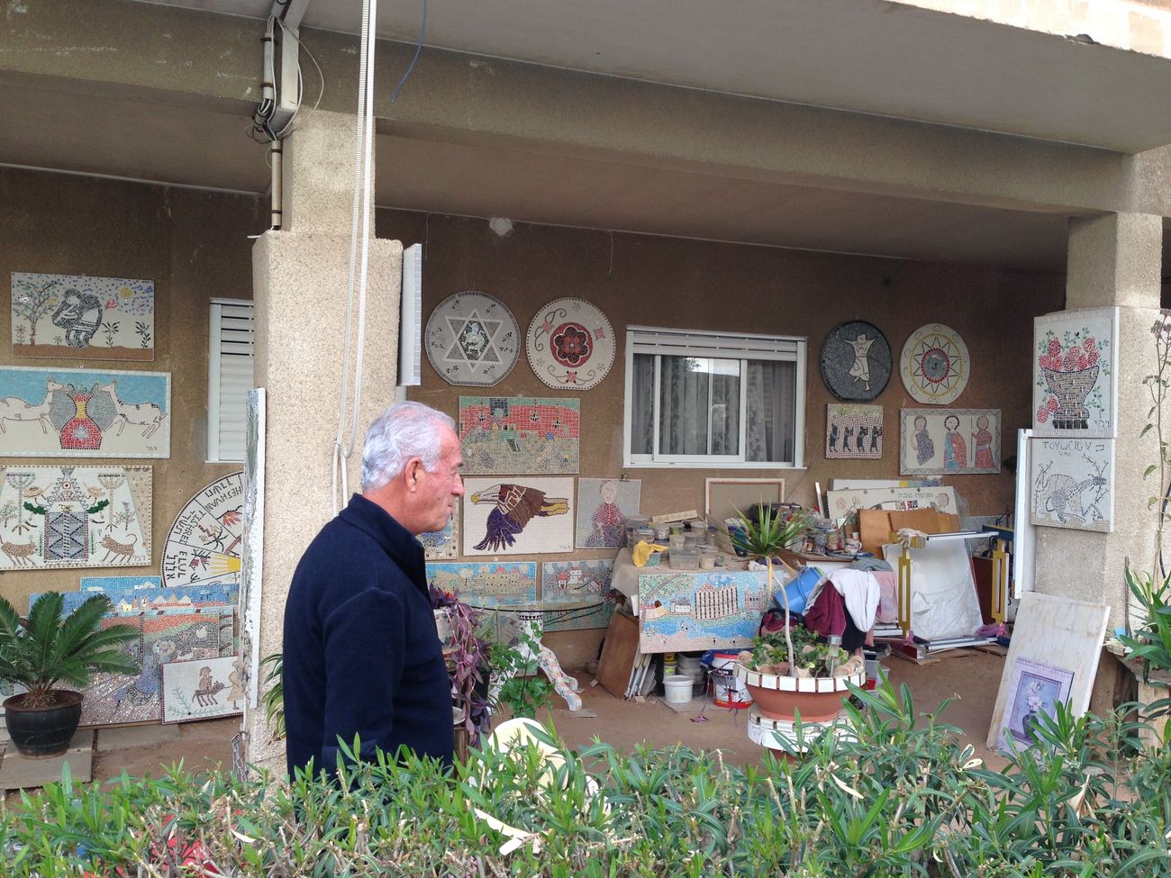קיר החצר — יצירות ממתינות